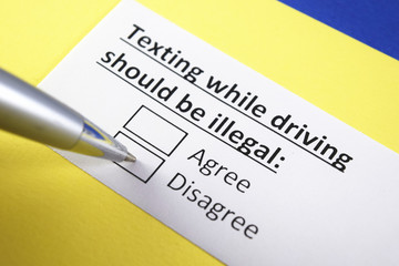 Fototapeta premium Texting while driving should be illegal: Agree or Disagree?