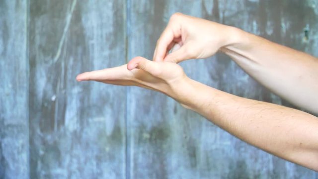 Une des 5 mani&egrave;re pour se laver les mains du coronavirus par d&eacute;sinfection  en pulv&eacute;risant du gel hydroalcoolique, sur un fond en bois bleu.
