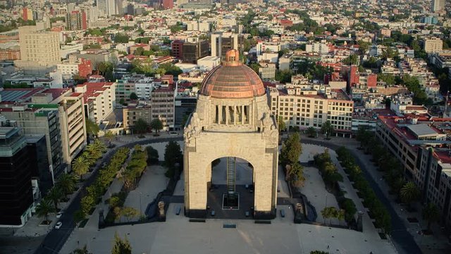 Ciudad de Mexico en Tiempos de coronavirus, monumento a la revoluci&oacute;n cinem&aacute;ticas drone view