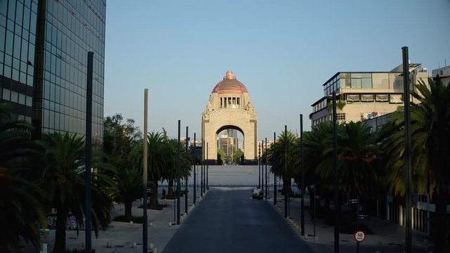 Ciudad de Mexico en Tiempos de coronavirus, monumento a la revoluci&oacute;n cinem&aacute;ticas drone view