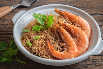 Baked prawn with vermicelli in white pot.