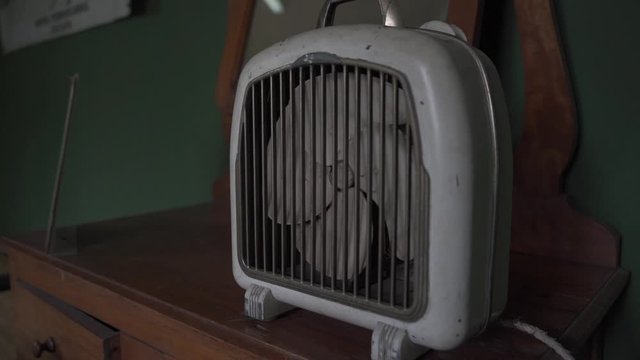 Ventilador antiguo dentro de la habitaci&oacute;n