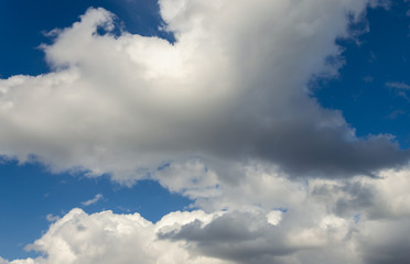 Obraz premium White clouds against a blue sky.