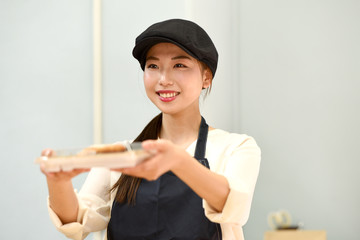 お弁当を渡す店員
