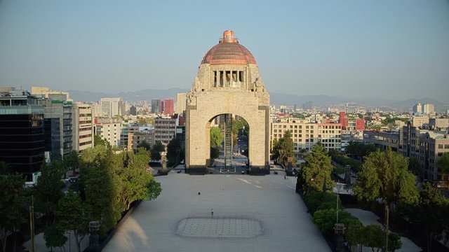 Ciudad de Mexico en Tiempos de coronavirus, monumento a la revoluci&oacute;n cinem&aacute;ticas drone view