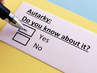 Obraz premium One person is answering quetion about Autarky.