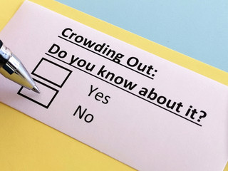 Obraz premium One person is answering quetion about crowding out.