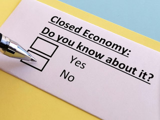 Obraz premium One person is answering quetion about closed economy.