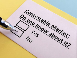 Obraz premium One person is answering quetion about contestable market.
