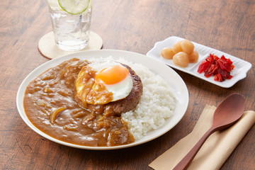 カレーライス-ハンバーグトッピング-目玉焼き乗せ