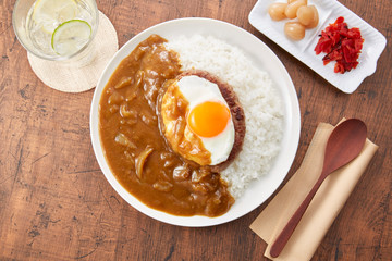 カレーライス-ハンバーグトッピング-目玉焼き乗せ