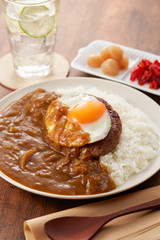 カレーライス-ハンバーグトッピング-目玉焼き乗せ