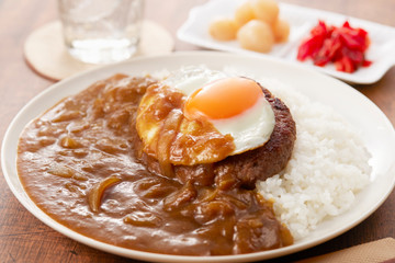 カレーライス-ハンバーグトッピング-目玉焼き乗せ
