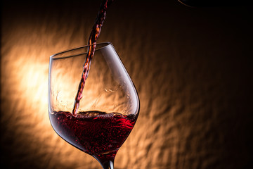 赤ワインを注ぐ