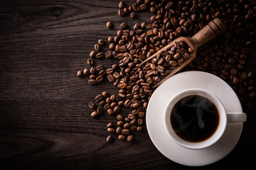 ホットコーヒーとコーヒー豆