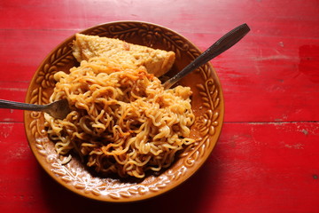 delicious fried noodles on a plate.