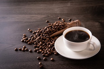ホットコーヒーとコーヒー豆