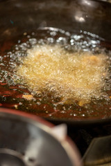 油で唐揚げを揚げる