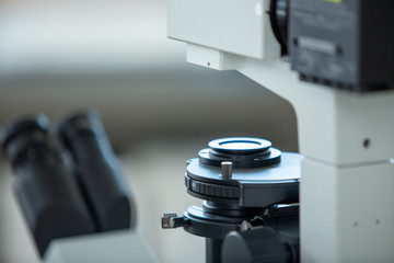 研究室の顕微鏡