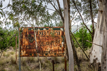 Obraz premium An old sign burnt down in the bush fires in New South Wales in Australia.