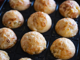 鉄板で焼いてるたこ焼き。