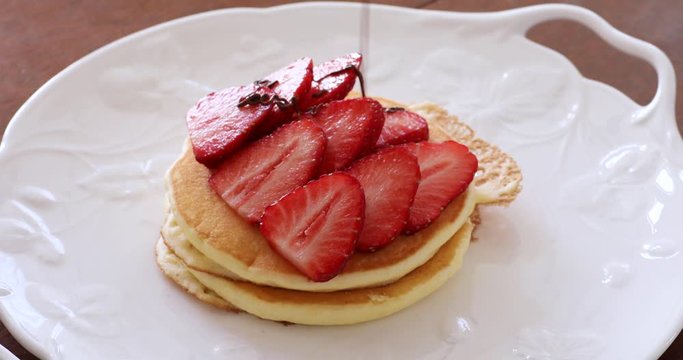 自宅でお菓子作り　フルーツパンケーキ　いちごチョコレート