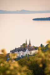 Château de Neuchâtel au bord du lac au coucher de soleil