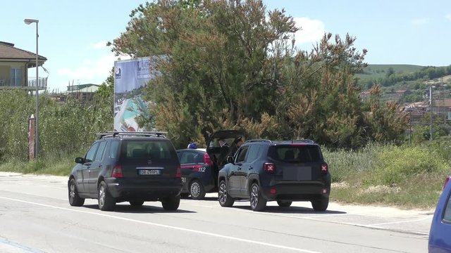 Carabinieri con mascherina controllano automobilisti durante il periodo del corona virus, covid-19