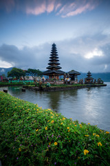 Fototapeta na wymiar Ulun danu beratan temple and its lake located in Bali