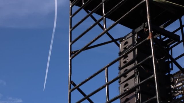 Jet steam behind hanging speaker rig