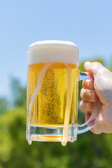 屋外のビール。青空背景