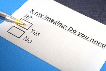 Obraz premium One person is answering question about xray imaging.