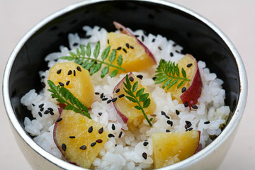 炊き立てのさつまいもご飯