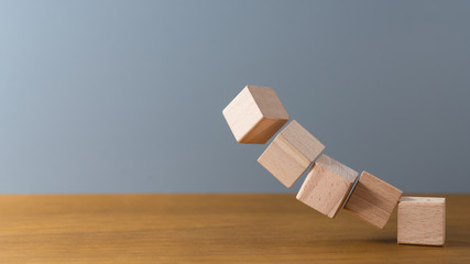 積み木　崩れる