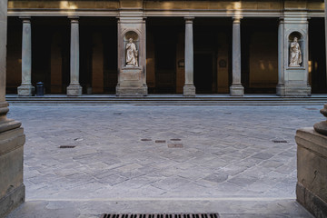 Dante Alighieri statue , Uffizi museum