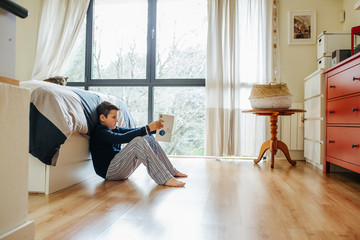 niño en casa leyendo libro literatura aprender covid-19