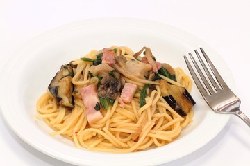 舞茸とナスとホウレン草とベーコンの和風パスタ