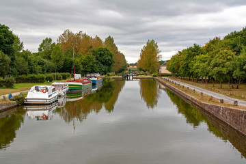 Hédé-Bazouges. Tourisme fluvial sur le canal Ille-et-Rance. Ille-et-Vilaine. Bretagne	