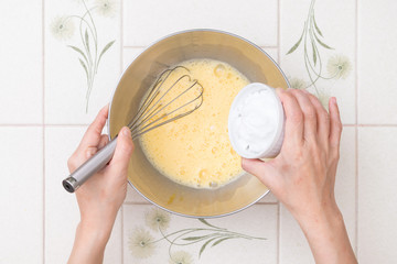 自宅でお菓子作り　さつまいも蒸しパンを作る工程　3-牛乳、サラダ油、砂糖を加え、混ぜる