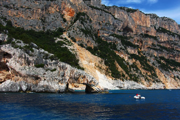Le scogliere uniche che si possono ammirare durante le gite in barca nello splendido mare del Golfo di Orosei, eccoci a Cala Goloritze in Sardegna, in Italia.