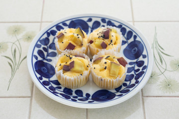 自宅でお菓子作り　さつまいも蒸しパン　お皿に並べた蒸しパン