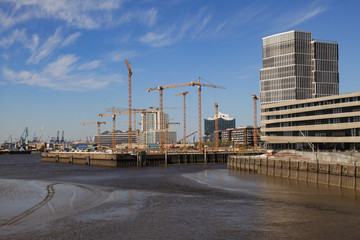 Fototapeta na wymiar Hamburger HafenCity 2020; Blick von der Baakenhafenbrücke