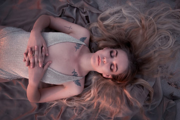 Naklejka premium young woman lying on a beach