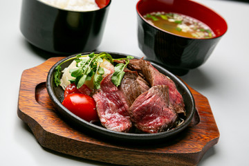 牛カルビの鉄板焼き