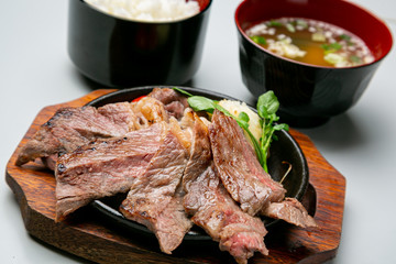 牛ハラミの鉄板焼き