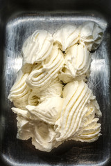 vaschetta di gelato al gusto , limone
