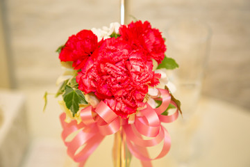 結婚式、ケーキナイフのフラワーアレンジメント