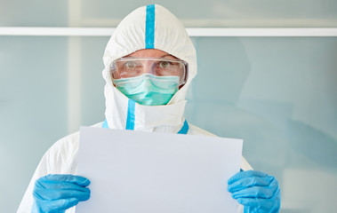 Mediziner in Klinik hält Coronavirus Warnung in den Händen