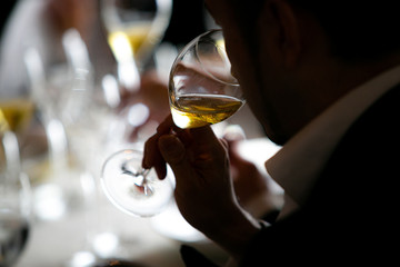 白ワインのテイスティング