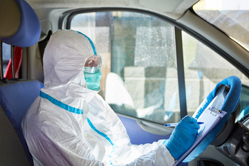 Gesundheitsamt Mitarbeiter bei Kontaktverfolgung im Außendienst